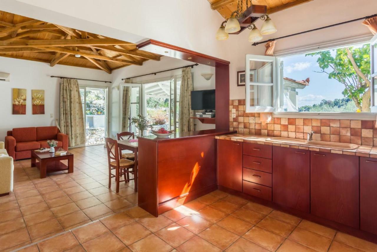 Villa Tassoula Isomata エクステリア 写真